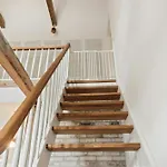 Vakantiehuis Nostalgic Charm In A Yellow Timber House *