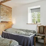Vakantiehuis Nostalgic Charm In A Yellow Timber House